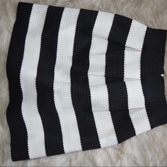 Express Black and White Skirt, Size Small! - Picture 5 of 7